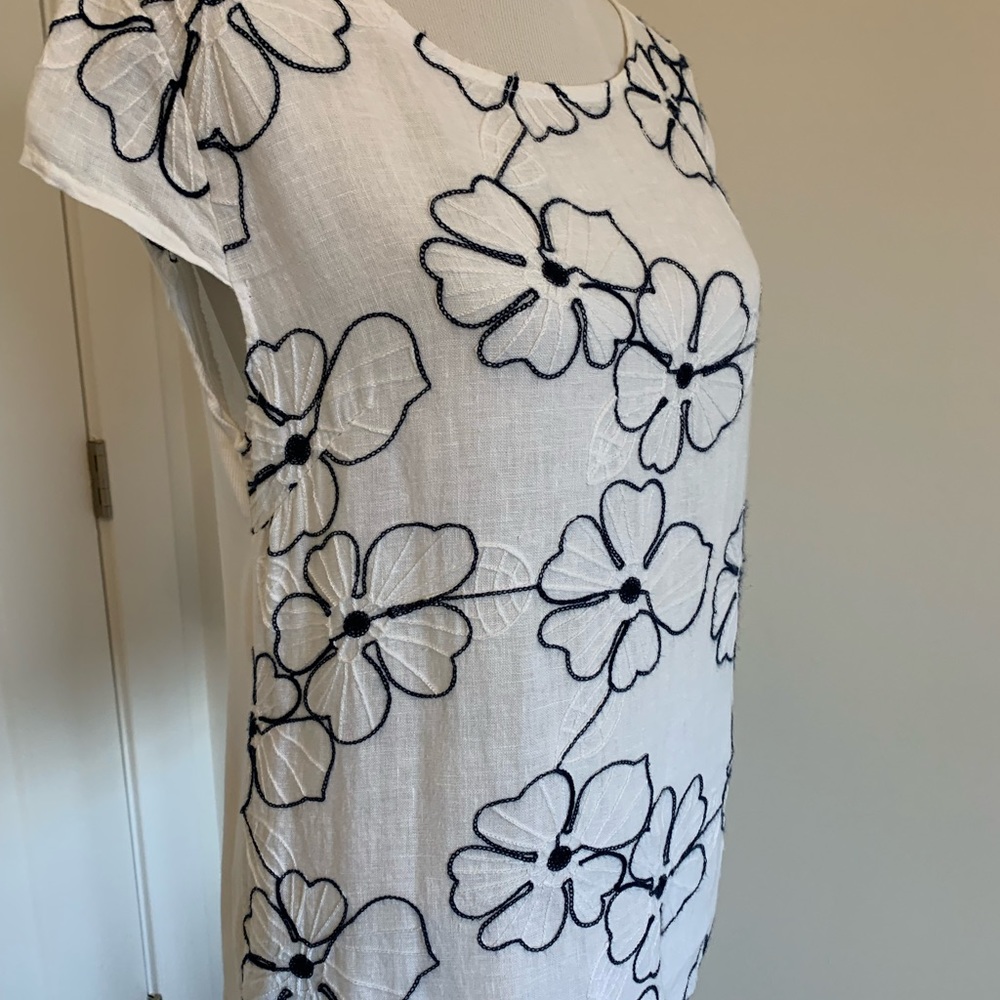 White and black Sleeveless top